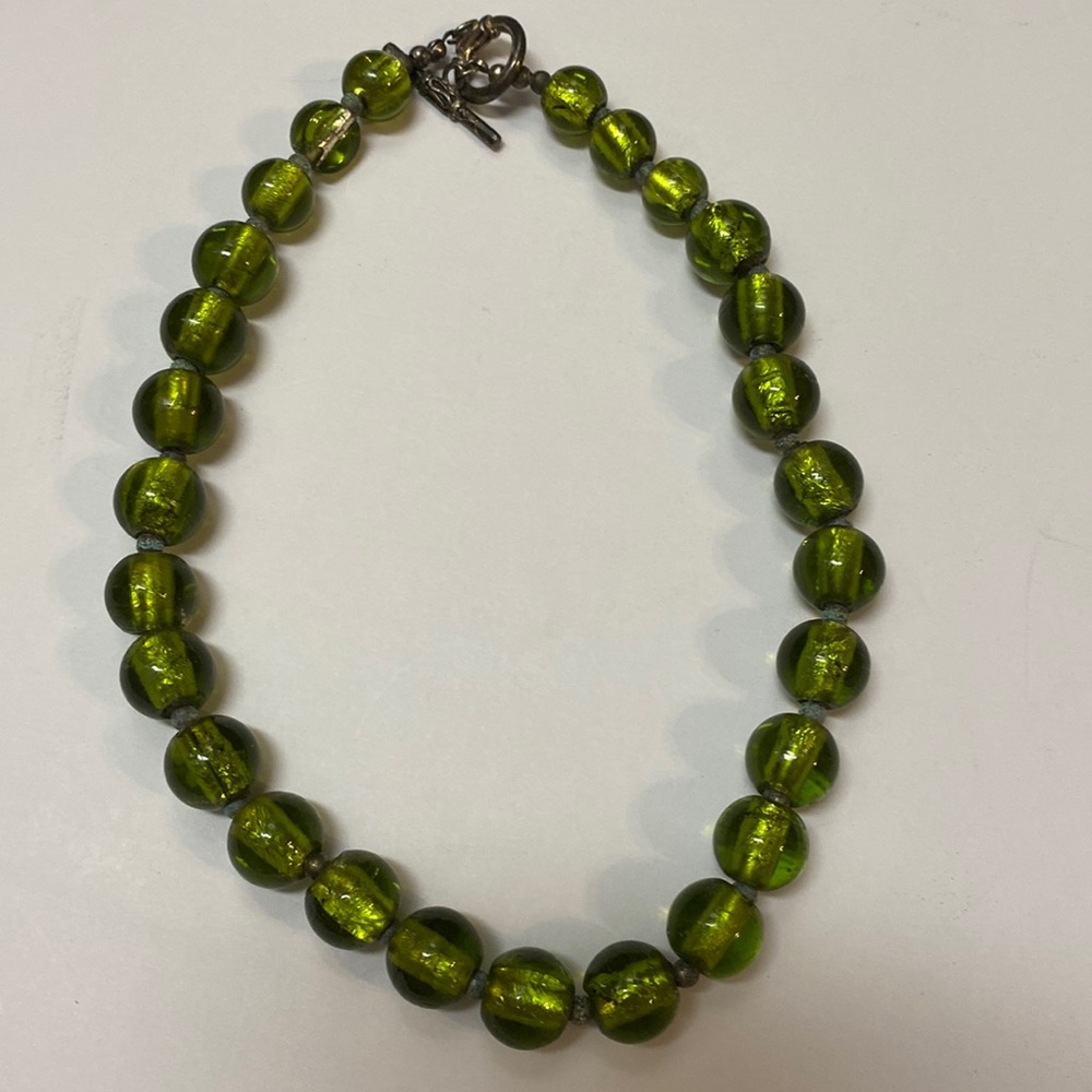Green bead toggle necklace choker